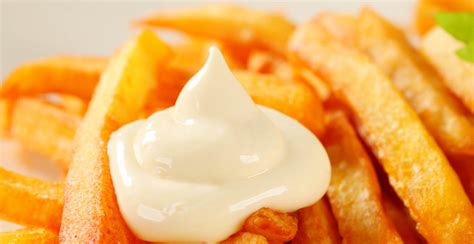 Dit is het verschil tussen fritessaus en mayonaise (+ onze tips).